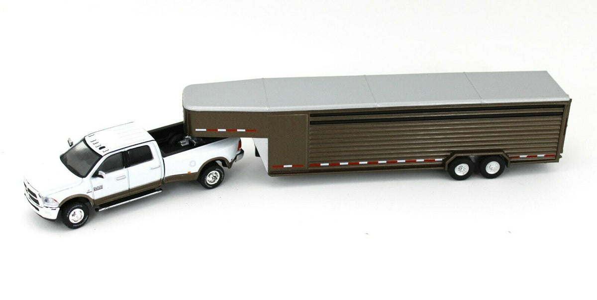 1:64 GreenLight *WHITE* 2018 RAM 3500 Dually Pickup w/LIVESTOCK