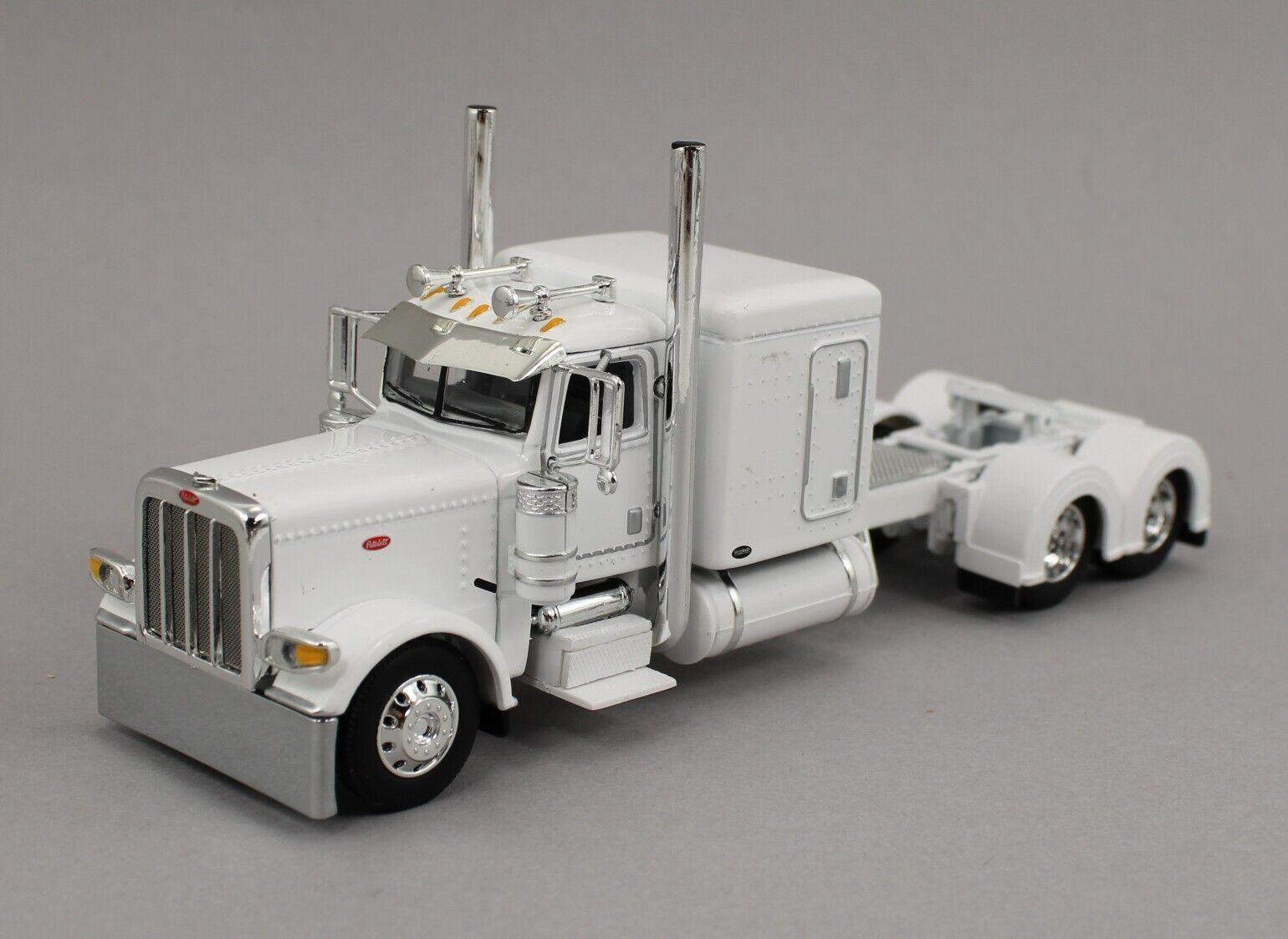 DCP 1:64 *WHITE* Peterbilt 389 Semi Truck w/63