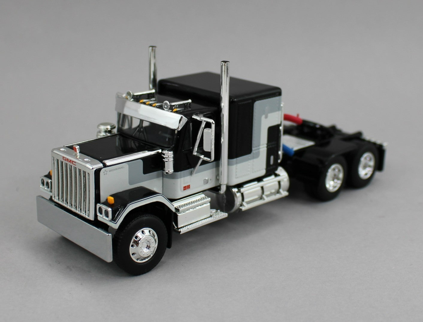 DCP 1:64 *BLACK & WHITE* GMC General 60